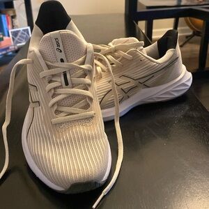 ASICS Versablast 3 in oatmeal/black